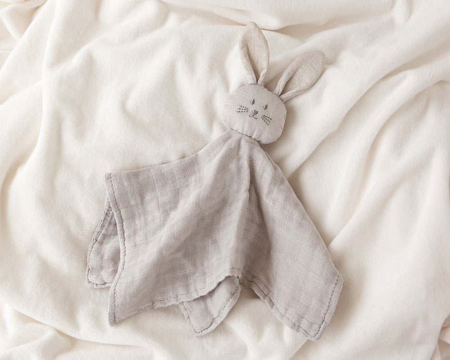 KK6511_Doudou_coelhinho_cinzento_bambu_1